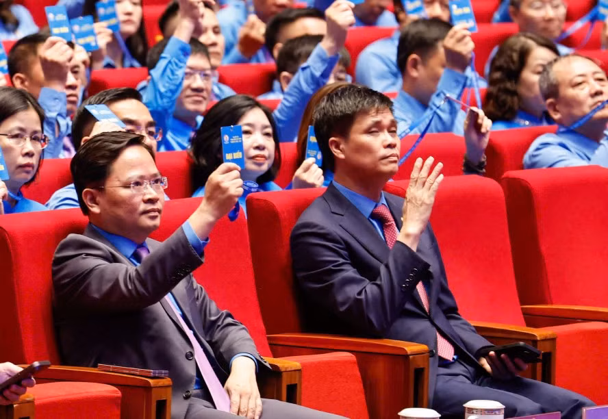 Ủy viên Trung ương Đảng, Chủ tịch Tổng LĐLĐ Việt Nam Nguyễn Anh Tuấn (bìa trái) và Phó Chủ tịch Tổng LĐLĐVN Ngọ Duy Hiểu bầu Đoàn Chủ tịch điều hành Đại hội. Ảnh: Hải Nguyễn