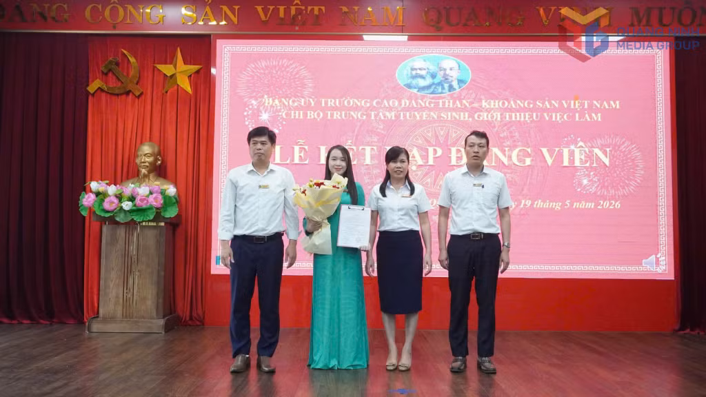 Đảng ủy Trường Cao đẳng Than - Khoáng sản Việt Nam trao quyết định kết nạp đảng cho đảng viên mới dịp 19/5/2026.