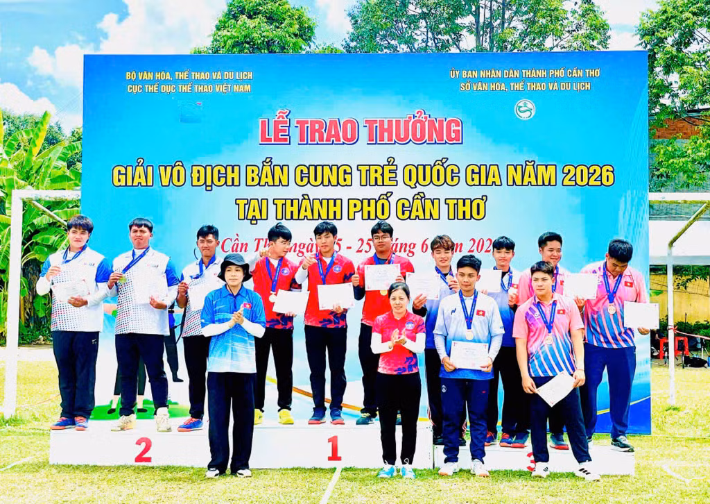 Lê Mạnh Cường (bục số 1, đứng giữa) cùng đồng đội đoạt HCV nội dung đồng đội cung 3 dây nam.