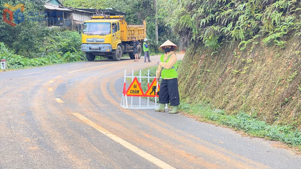 Cùng với lắp đạt biển cảnh báo, đơn vị thi công tăng cường bố trí người đảm báo giao thông tại 2 đầu đường những vị trí thi công.