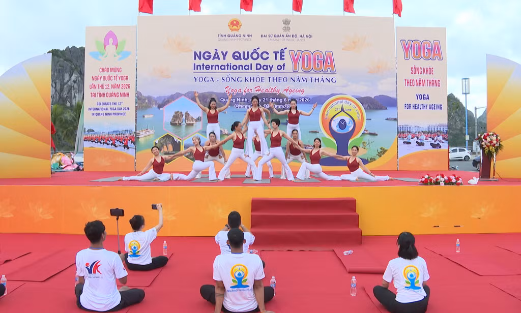 Các tiết mục biểu diễn sôi động với các động tác Yoga điêu luyện trên nền nhạc hiện đại.