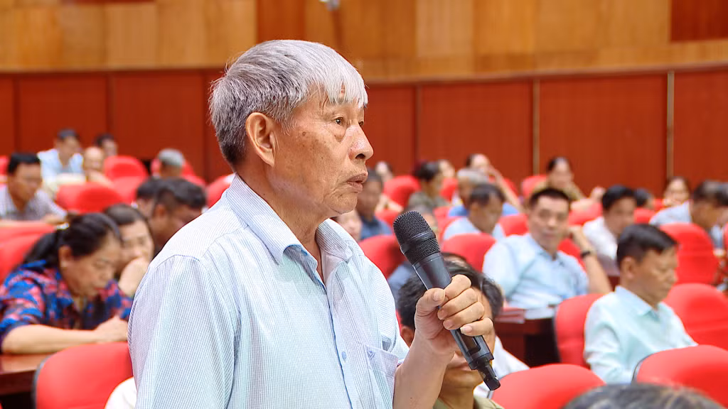 Cử tri phát biểu ý kiến, kiến nghị tại hội nghị tiếp xúc cử tri.