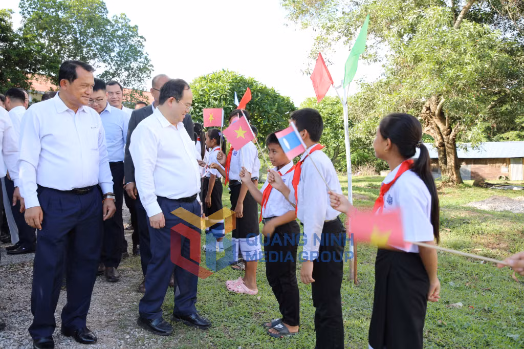 Đồng chí Bí thư Tỉnh ủy trò chuyện với học sinh nhà trường (6-2026). Ảnh: Hoàng Nam