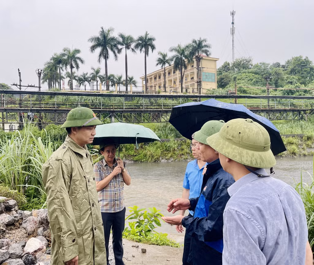 Đại diện lãnh đạo phường Mông Dương báo cáo về nguyên nhân sơ bộ gây ra tình trạng ngập lụt tại khu Khe Sím.