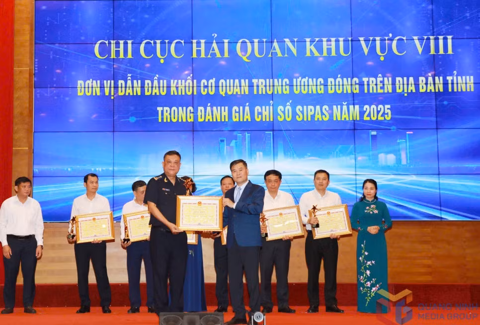 Đồng chí Bùi Văn Khắng, Phó Bí thư Tỉnh ủy, Chủ tịch UBND tỉnh, tặng Bằng khen và cúp cho Chi cục Hải quan khu vực VIII, đơn vị dẫn đầu chỉ số DDCI và SIPAS. Ảnh: Minh Hà