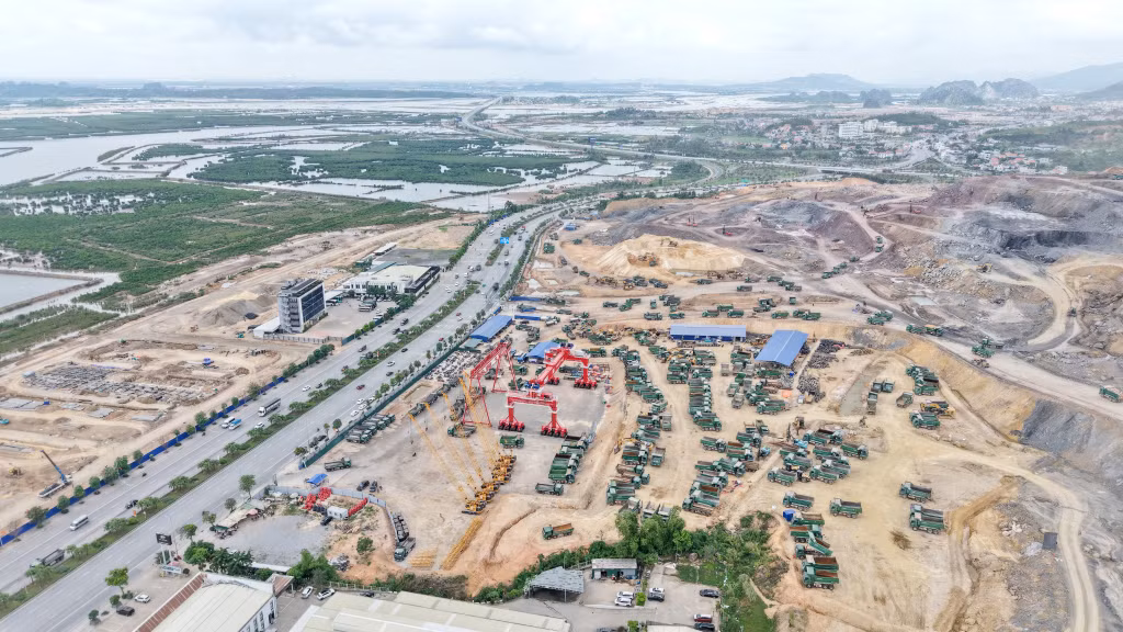 Nhà thầu tập kết thiết bị, tổ chức thi công tại vị trí nhà ga thuộc phường Tuần Châu.