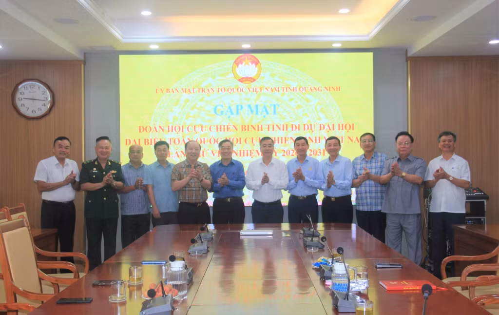 Các đại biểu chụp ảnh lưu niệm.