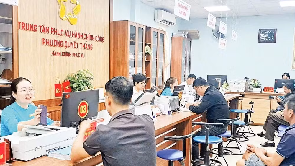 Công dân đến Trung tâm Phục vụ hành chính công phường Quyết Thắng, tỉnh Thái Nguyên giải quyết các thủ tục hành chính (Ảnh: HẰNG NGA)
