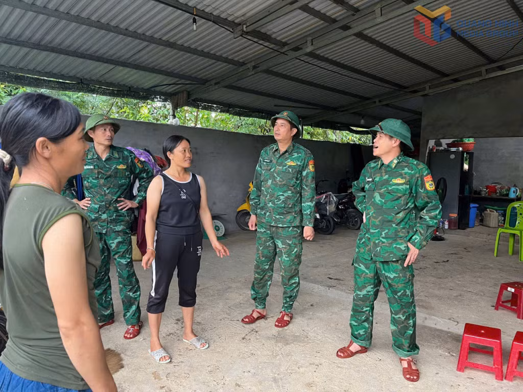 CBCS Đồn BP Hoành Mô tuyên truyền cho nhân dân về phòng chống thiên tai.