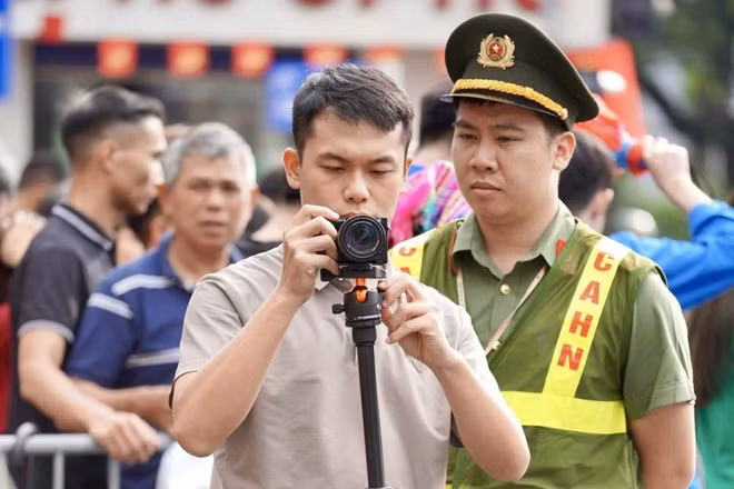 Phóng viên Báo Lao Động tác nghiệp tại Lễ kỷ niệm 80 năm Cách mạng Tháng Tám và Quốc khánh 2.9 (A80) ở Hà Nội. Ảnh: TÙNG GIANG