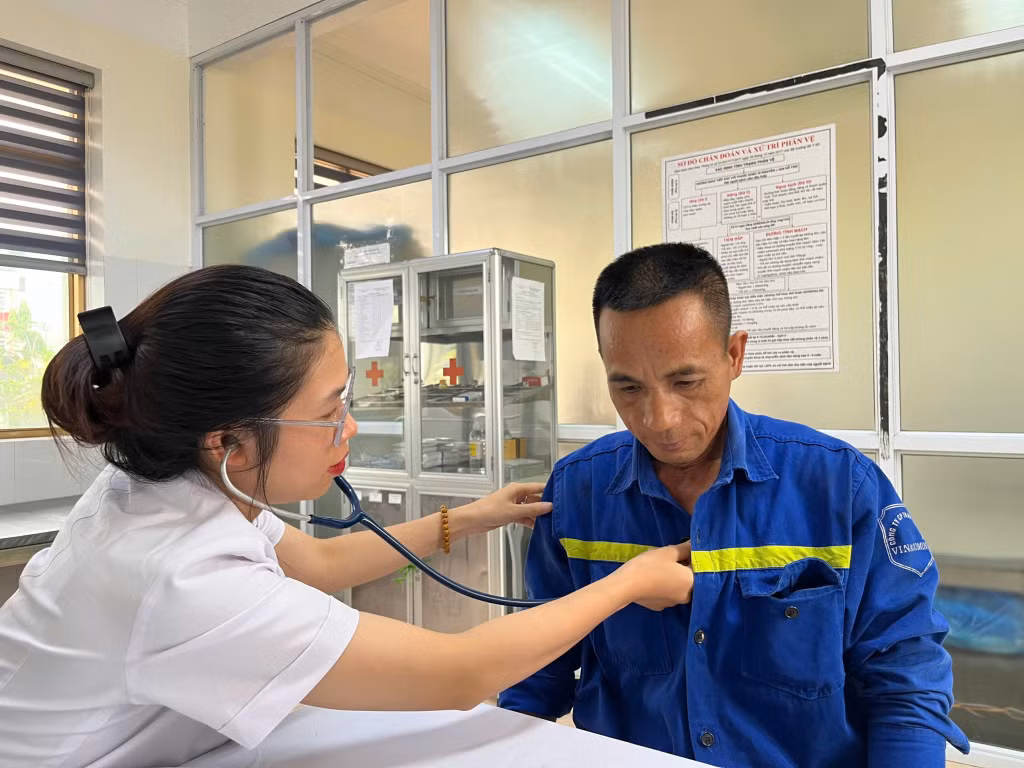 Bác sĩ Bệnh viện Đa khoa tỉnh trực tiếp thăm khám và tư vấn sức khỏe cho người lao động.