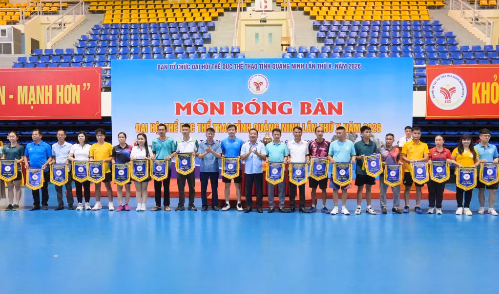 Ban tổ chức đã trao cờ lưu niệm cho các đoàn tham dự