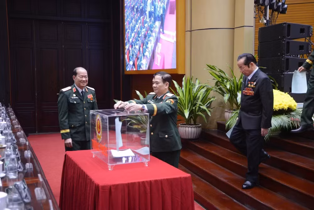 Các thành viên Đoàn Chủ tịch Đại hội bỏ phiếu bầu Ban Chấp hành Trung ương Hội Cựu chiến binh Việt Nam khóa VIII.