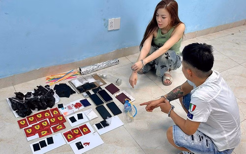 Công an Đà Nẵng bắt quả tang đối tượng nữ giao ma túy cho khách nước ngoài trong khách sạn. Ảnh: CACC