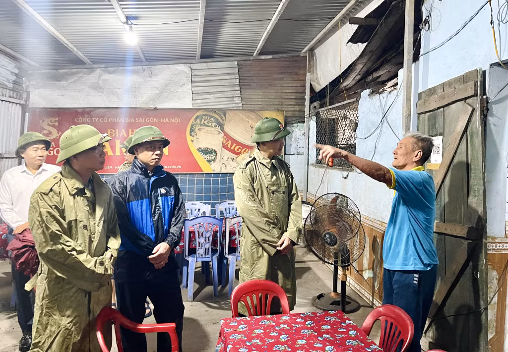 Đoàn công tác trò chuyện, tìm hiểu về cuộc sống cũng như kiến nghị của người dân khu Khe Sím, nơi thường xuyên bị ngập lụt mỗi khi mưa lớn.