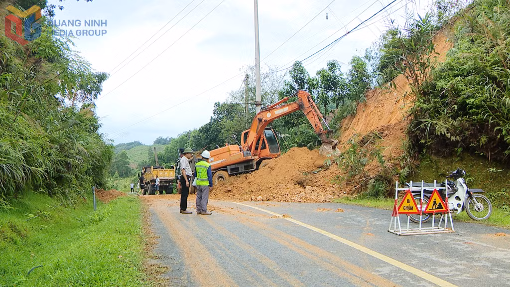Đơn vị quản lý tuyến Quốc lộ 18C tiếp tục rà soát, xử lý những vị trí taluy dương có nguy cơ sạt trượt.
