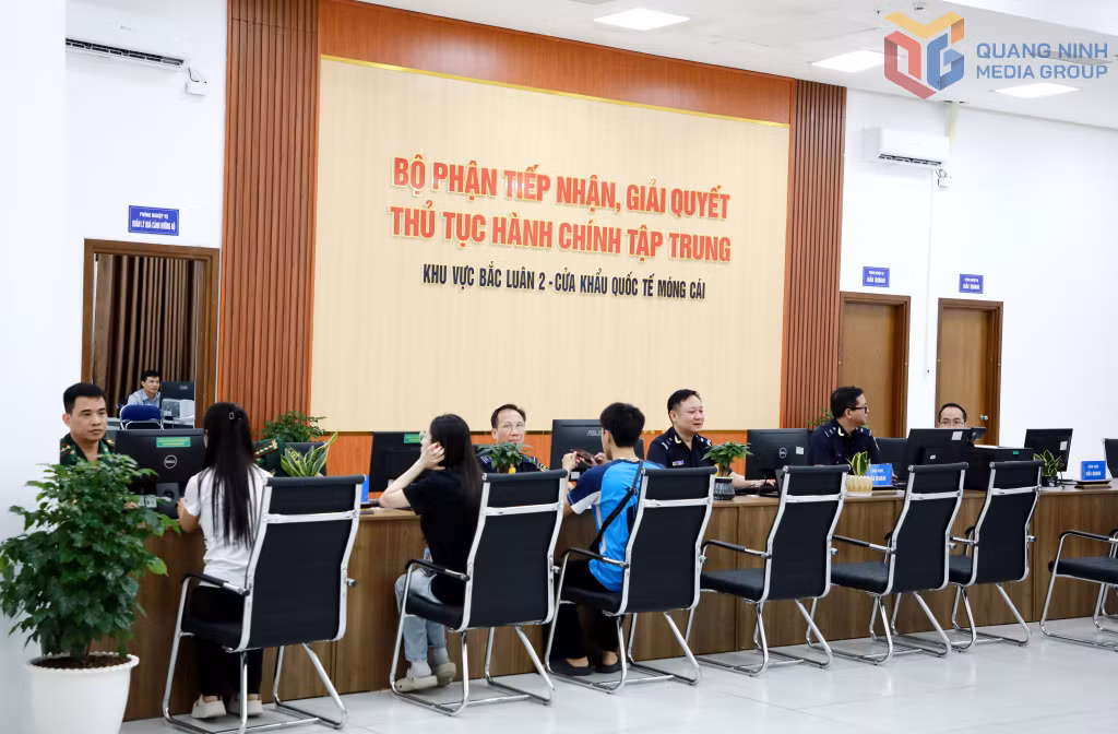 Bộ phận tiếp nhận, giải quyết TTHC tập trung tại cửa khẩu Bắc Luân II đang giải quyết thủ tục xuất nhập cảnh cho doanh nghiệp, ngày 19/6/2026. Ảnh: Mạnh Trường