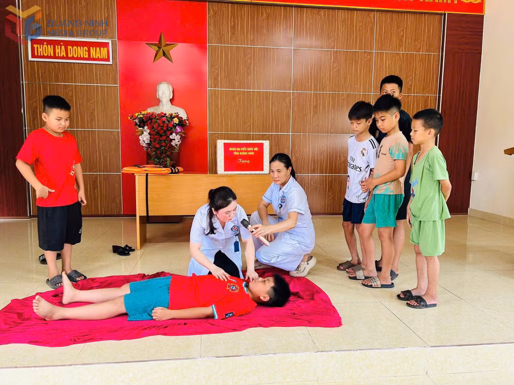 Đoàn Thanh niên xã Hải Lạng phối hợp với Trạm Y tế xã hướng dẫn các kiến thức cơ bản về phòng, chống đuối nước cho trẻ em tại thôn Hà Dong Nam.