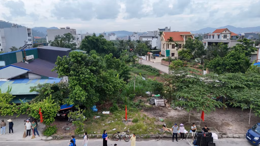 Tại Khu đô thị Nam Ga, do còn nhiều khu đất trống nên tình trạng đổ, vứt rác không đúng nơi quy định vẫn xảy ra.