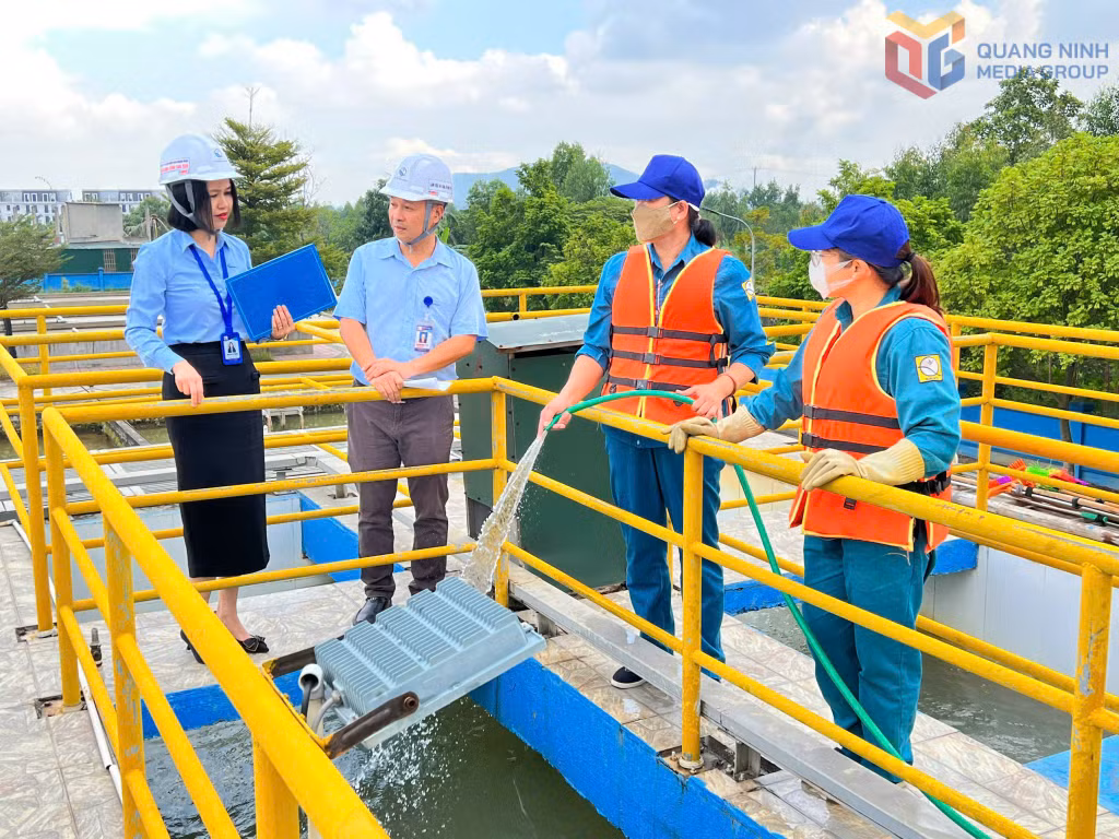 Công đoàn Công ty CP Nước sạch Quảng Ninh thăm, động viên người lao động tại nơi làm việc.