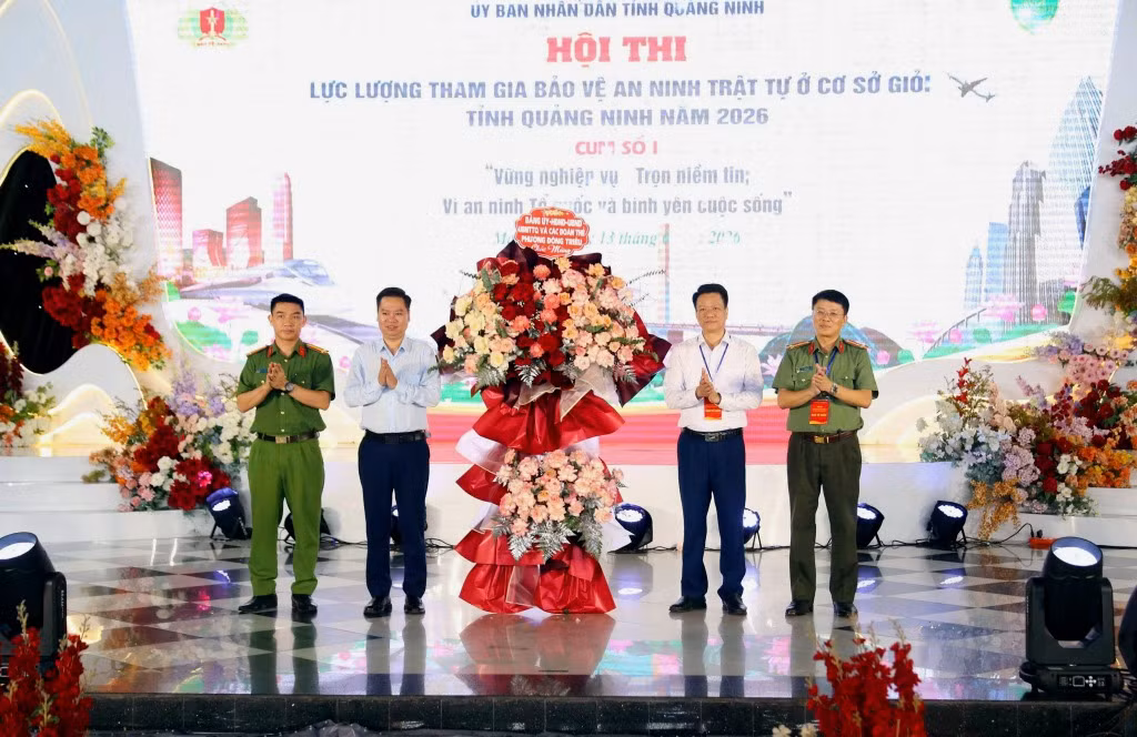 Ban Tổ chức tặng hoa chào mừng các đội thi.