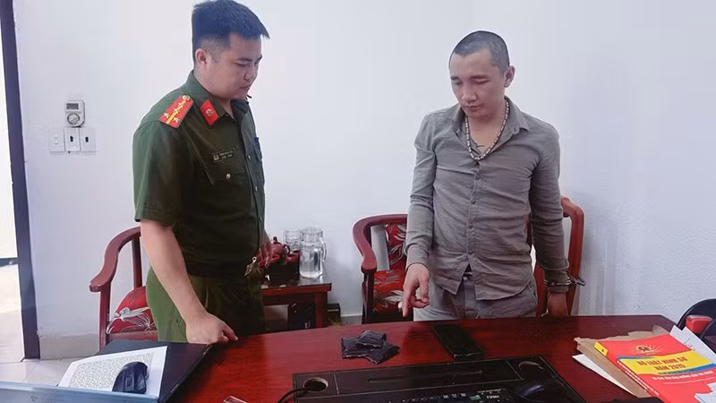 Đối tượng Đỗ Hải Sơn khai nhận với Công an trong 3 túi ni-lông có chứa ma túy.