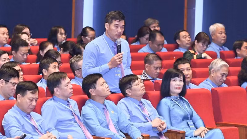 Anh hùng Lao động Phạm Đình Duẩn trao đổi. (Ảnh: TRẦN HẢI)