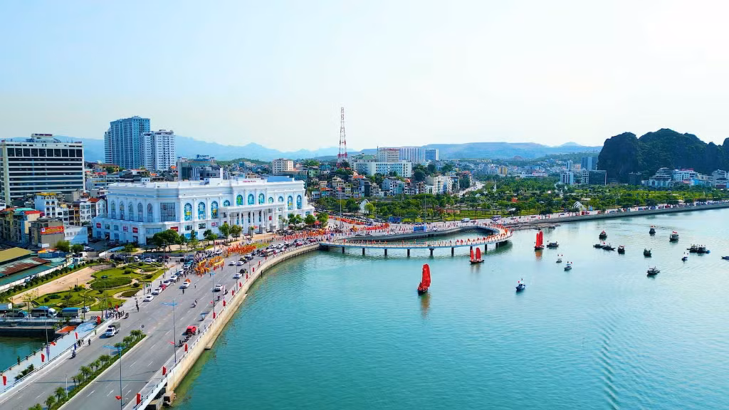 Phường Hồng Gai sầm uất với các hoạt động du lịch, dịch vụ (Ảnh: Hồng Hạnh-CTV).