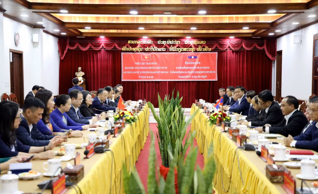 Đồng chí Quản Minh Cường, Ủy viên Trung ương Đảng, Bí thư Tỉnh ủy, Trưởng Đoàn ĐBQH tỉnh Quảng Ninh hội kiến với đồng chí Bun-lươm Mạ-ni-vông, Ủy viên Trung ương Đảng, Bí thư Tỉnh ủy, Chủ tịch HĐND tỉnh, Trưởng Đoàn ĐBQH tỉnh Luông Pha Băng (6-2026). Ảnh Hoàng Nam