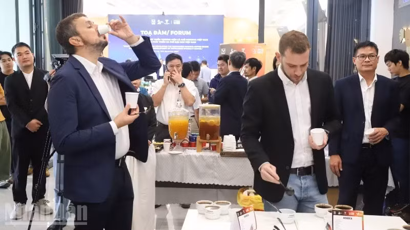Các chuyên gia cà-phê thế giới trải nghiệm cà-phê đặc sản của Đắk Lắk.