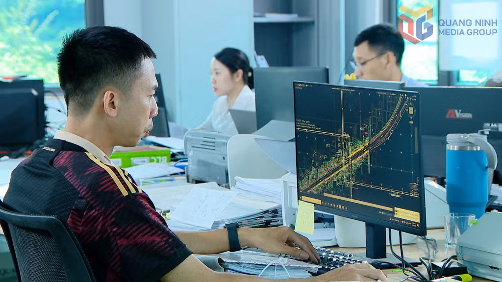 Cán bộ Trung tâm Cung ứng dịch vụ phường Yên Tử rà soát hồ sơ, bản đồ giải phóng mặt bằng.
