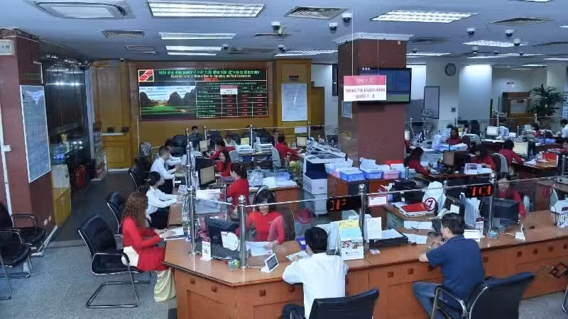 Khách hàng giao dịch tại Ngân hàng Agribank.
