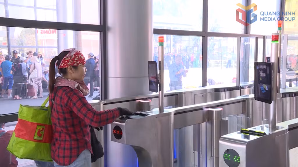 Hành khách thực hiện thông quan qua cổng kiểm soát tự động cửa khẩu quốc tế Móng Cái.