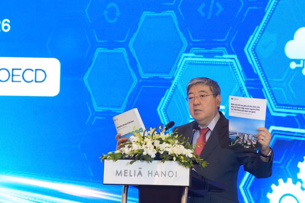 Khi vốn khan hiếm hơn nhưng chảy mạnh vào công nghệ, quốc gia chỉ chào mời chi phí thấp sẽ khó cạnh tranh. Việt Nam, với tăng trưởng GDP dự báo 6,5% năm 2026 và 6,2% năm 2027, được Phó Tổng Thư ký OECD Yasushi Masaki xếp vào nhóm có lợi thế nhờ độ mở và nhân lực, song lợi thế đó phụ thuộc vào việc gỡ các nút thắt về hạ tầng số, kỹ năng và năng lượng.