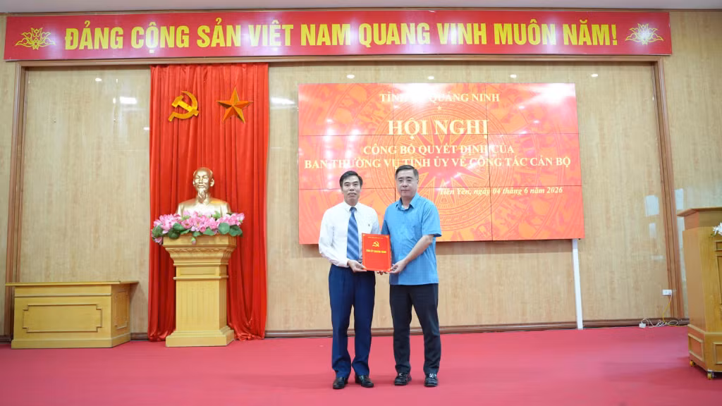 Đồng chí Nguyễn Chí Thành, Ủy viên BTV Tỉnh ủy, Phó Chủ tịch Thường trực Ủy ban MTTQ tỉnh, trao quyết định của BTV Tỉnh ủy cho đồng chí Đào Huy Toàn.