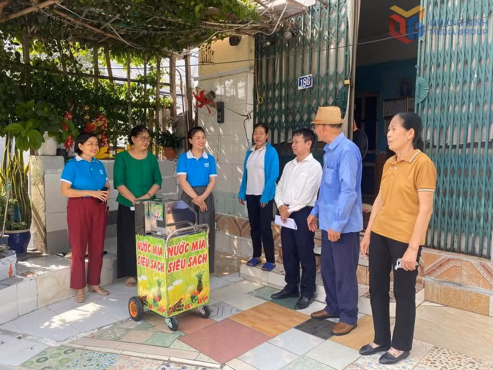 MTTQ phường Quang Hanh trao tặng máy ép mía cho gia đình bà Đặng Thị Ngọc (thứ 4 từ phải sang) tổ 2, khu Hai Giếng 2.