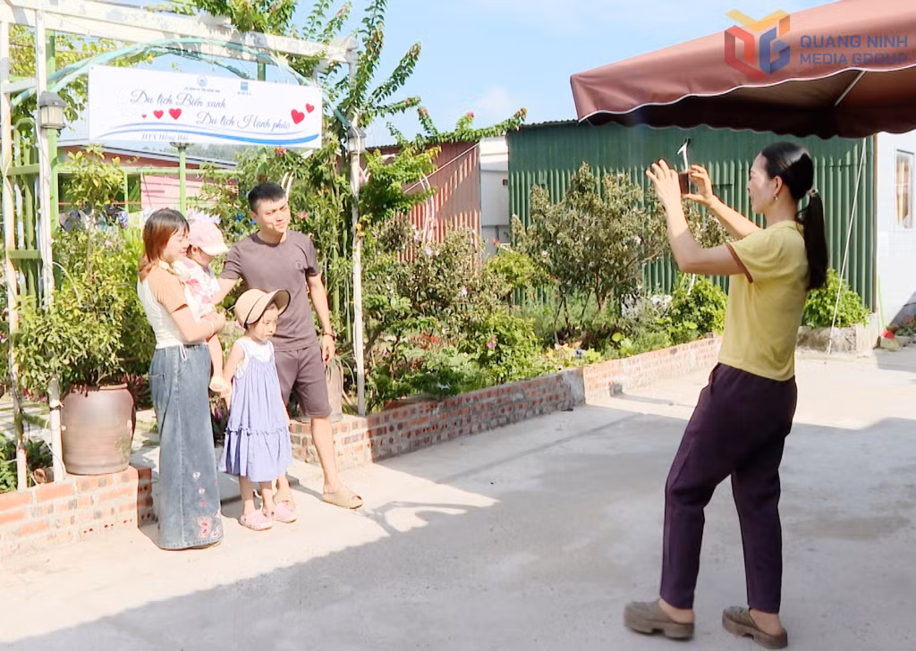 Gia đình chị Đỗ Thị Yên (phường Bãi Cháy) lưu lại khoảnh khắc kỷ niệm trong thời gian lưu trú tại HTX Hồng Hải (đặc khu Cô Tô) tháng 5/2026.