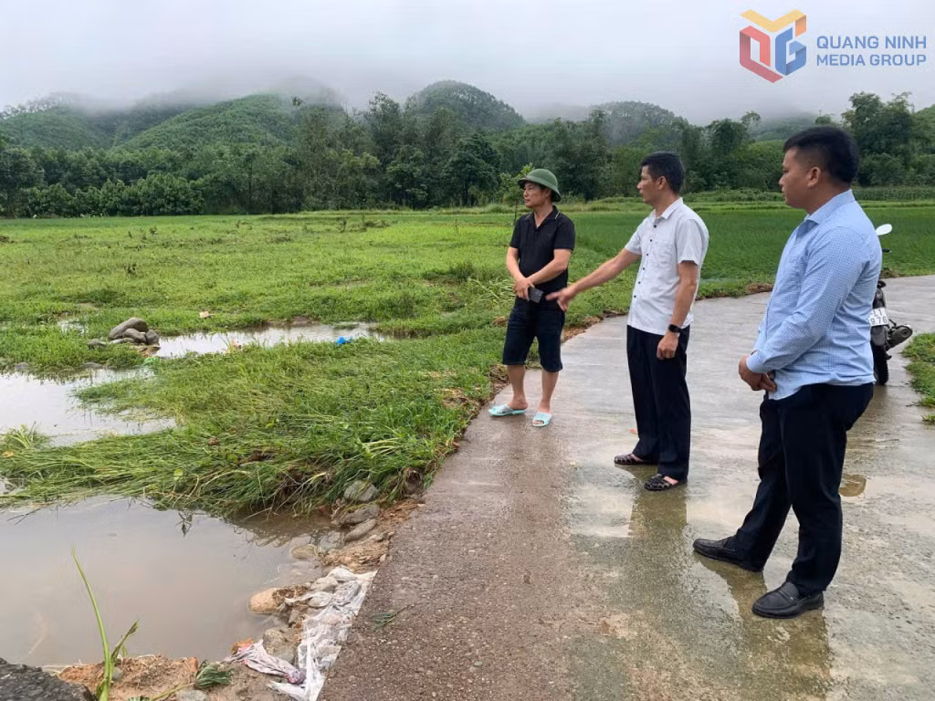 Lãnh đạo xã Quảng Đức kiểm tra tình hình mưa lũ trên địa bàn xã.