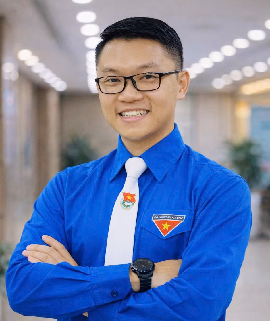 Công chức trẻ làm theo lời Bác ảnh 1