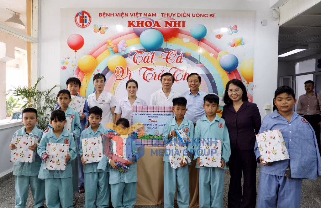 Đồng chí Trịnh Thị Minh Thanh, Phó Bí thư Thường trực Tỉnh ủy, Chủ tịch HĐND tỉnh cùng lãnh đạo phường Uông Bí, lãnh đạo Bệnh viện Việt Nam - Thụy Điển Uông Bí, tặng quà cho các bệnh nhi đang điều trị tại Bệnh viện Việt Nam - Thụy Điển Uông Bí.