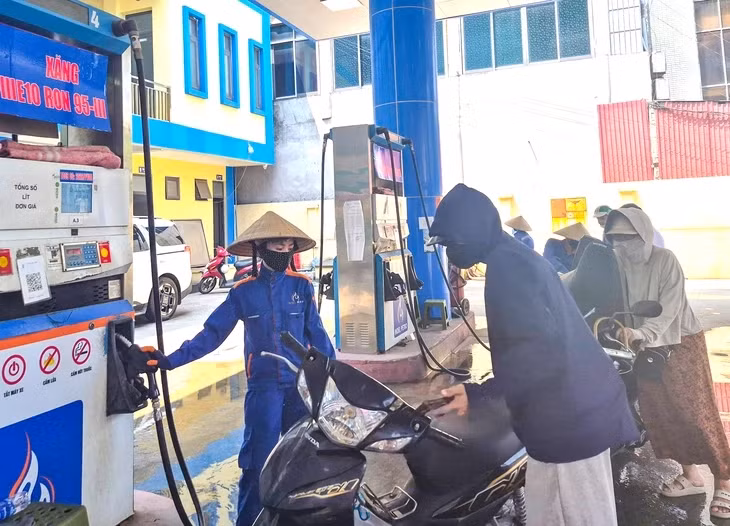 Giá xăng dầu được điều chỉnh từ 15h ngày 4-6 - Ảnh: NGỌC AN