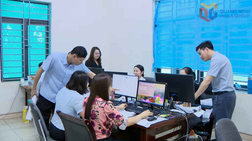 Cán bộ Trung tâm cung ứng dịch vụ phường Yên Tử gấp rút hoàn thiện hồ sơ GPMB dự án đường sắt tốc độ cao. 