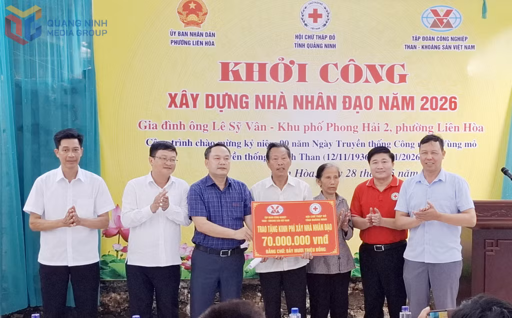 Lãnh đạo Hội CTĐ tỉnh, phường Liên Hòa và Tập đoàn Than - Khoáng sản Việt Nam trao hỗ trợ xây dựng Nhân đạo cho gia đình ông Lê Sỹ Vân ở khu phố Phong Hải 2, phường Liên Hòa, tháng 5/2026.