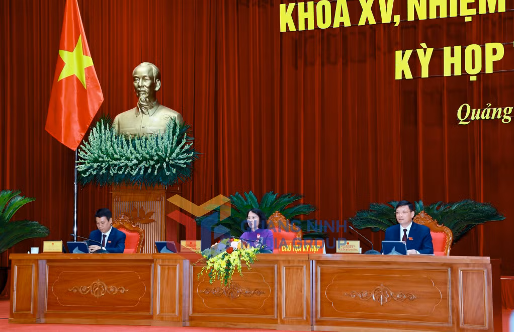 Đồng chí Trịnh Thị Minh Thanh, Phó Bí thư Thường trực Tỉnh ủy, Chủ tịch HĐND tỉnh và các đồng chí Phó Chủ tịch HĐND tỉnh chủ trì kỳ họp.