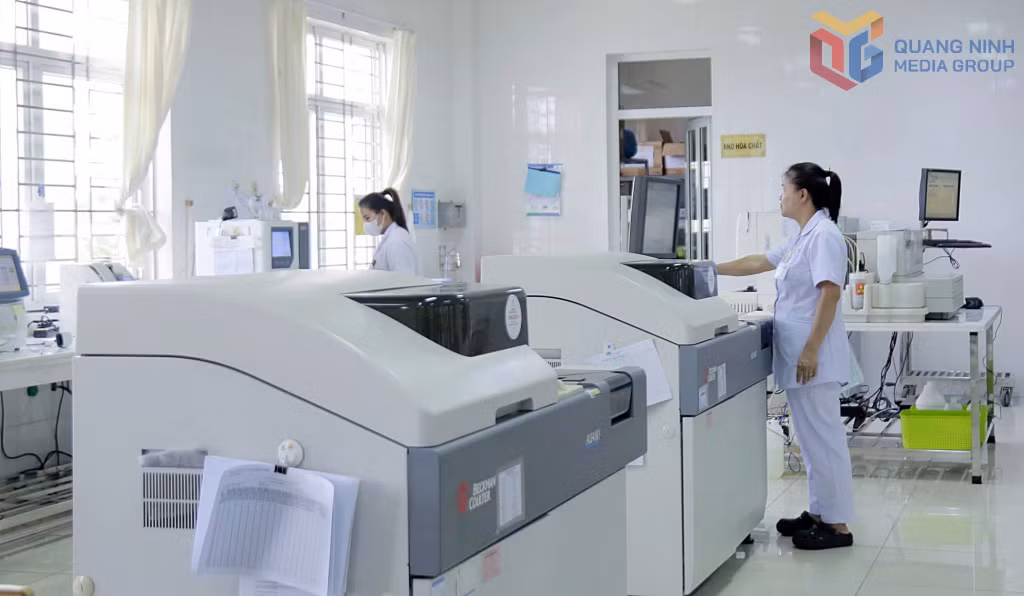 Bác sĩ thực hiện công tác xét nghiệm tại Bệnh viện Đa khoa khu vực Đông Triều. Ảnh: Dương Trường.