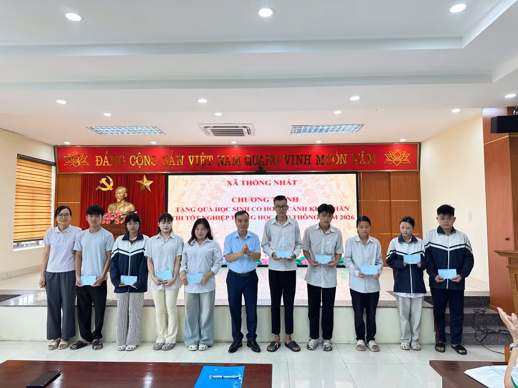 Lãnh đạo xã Thống Nhất trao quà hỗ trợ cho 9 em học sinh có hoàn cảnh khó khăn của Trường THPT Thống Nhất.
