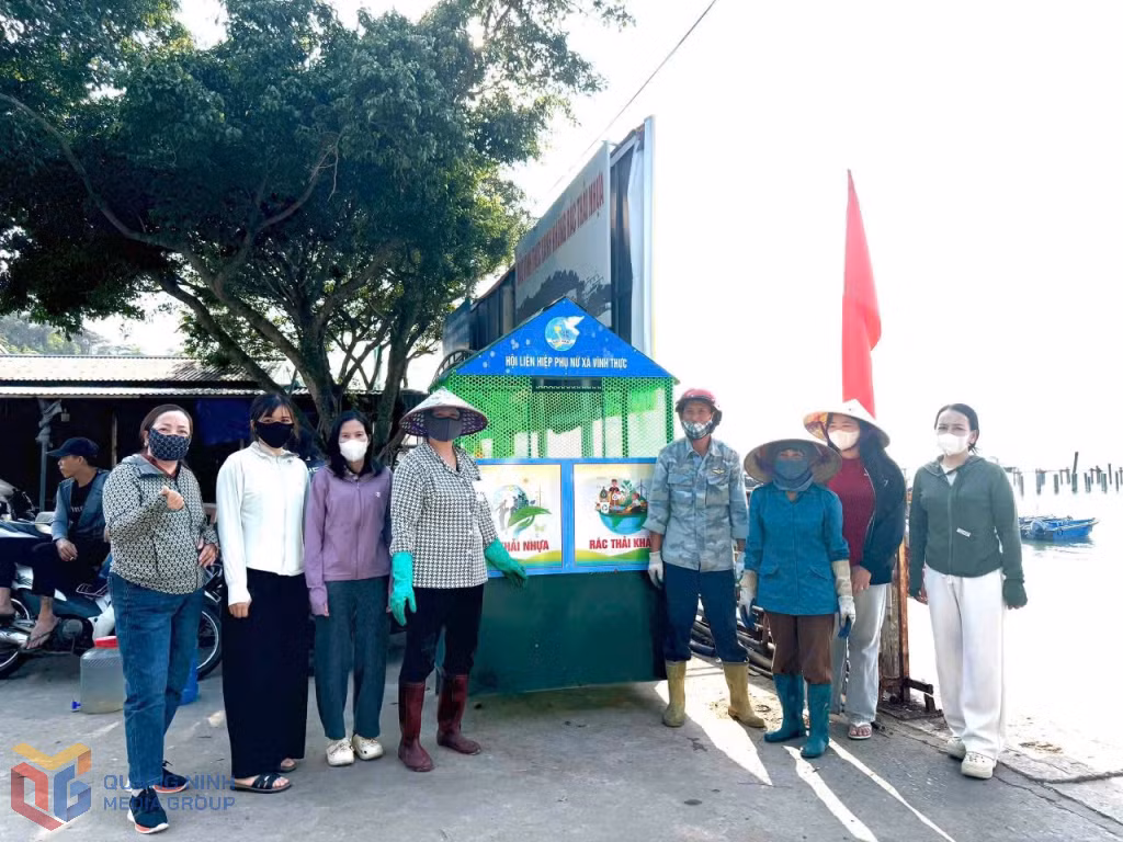 Hội LHPN xã Vĩnh Thực chính thức ra mắt và đi vào hoạt động mô hình "Thùng rác phân loại rác thải" tại Bến cảng Vạn Gia.
