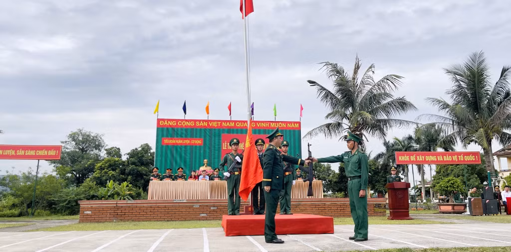 Chỉ huy Tiểu đoàn Huấn luyện - Cơ động, Ban Chỉ huy BĐBP tỉnh giao vũ khí cho chiến sĩ.