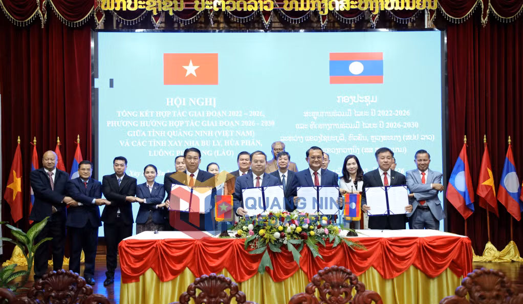 Bí thư Tỉnh ủy tỉnh Quảng Ninh và Bí thư Tỉnh ủy 3 tỉnh: Xay Nhạ Bu Ly, Hủa Phăn, Luông Pha Băng ký kết biên bản hội đàm về hợp tác giai đoạn 2026 - 2030 (6-2026). Ảnh: Hoàng Nam