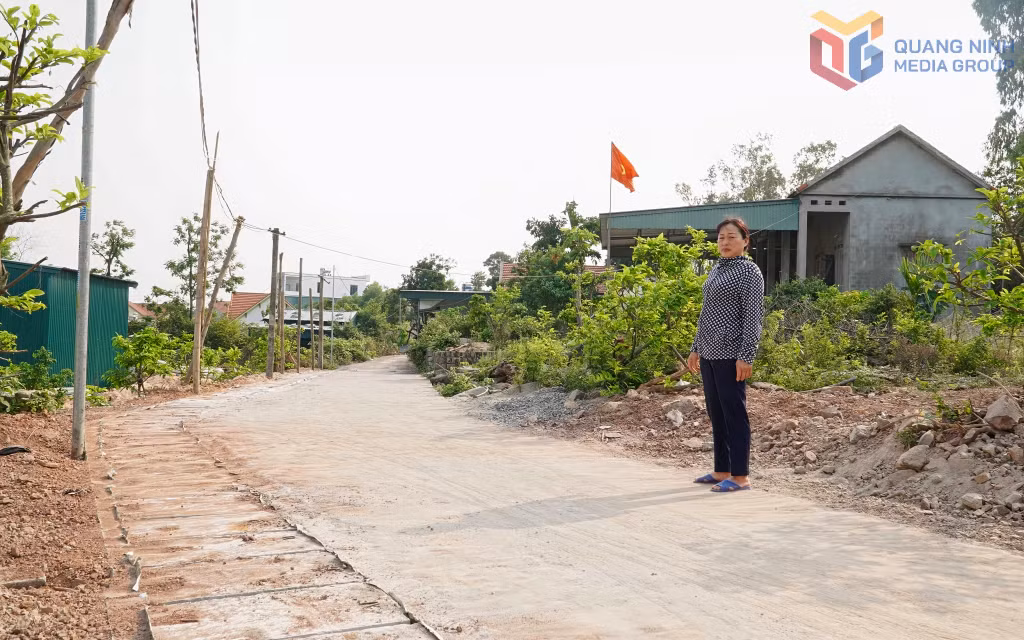 chị Ngô Thị Phượng, khu phố Vườn Chay, phường Quảng Yên đã hiến 30m² đất để mở rộng tuyến đường.